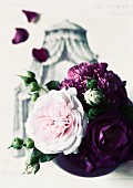 Strauss aus pastellfarbener Rose der Sorte Mrs Paul, lila Nelke und violetter Gartenrose