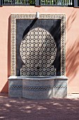Orientalischer Brunnen mit Mosaikfliesen