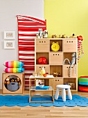 Holzregal mit Schubkisten als Ordnungshüter im farbenfrohen Kinderzimmer