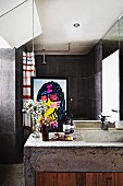 Waschtisch aus Beton mit Holzfront vor Spiegelwand in zeitgenössischem Bad mit grauen Wandfliesen