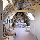 Toile de Jouy Tapeten und entsprechende Bettdecke im Dachgeschoss-Schlafzimmer