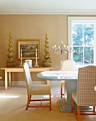 Modernes Speisezimmer mit ovalem Tisch & Polsterstühlen