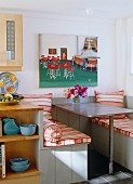 Kleine Sitzecke in Küche mit rot-weissen Polsterauflagen & Kissen