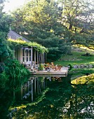 Landhaus am See mit sonnenbeschienenem Garten im Bundesstaat New York im Hudson Tal
