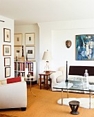 Art Deko Sessel und Glas Couchtisch in modernem Wohnzimmer