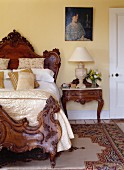 Doppelbett und kleine Kommode mit Holzschnitzereien im französischen Rokokostil