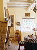 Wohnküche im Landhausstil mit rundem Esstisch & Kamin
