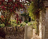 Blick in Garten eines Cotswold Cottage (England)