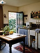 Rustikale Landhausküche mit Holztisch
