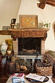 Rustikaler offener Kamin im Landhausstil, dekoriert mit Gemälde und handbemaltem Geschirr
