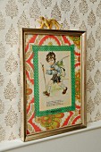 Selbstgemachte Kinderzimmer Deko auf Nostalgie Tapete - Vintage Postkarte mit Masking Tape und 70er Jahre Tapeten Passepartout in altem Metallbilderrahmen