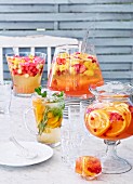 Vier verschiedene sommerliche Fruchtbowlen