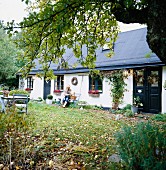 Skandinavisches Landhaus mit Garten in Herbststimmung