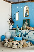 Blau gestaltete Altarecke zur Verehrung der Meeresgöttin des brasilianischen Candomblekultes Lemanja