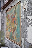 Antike Landkarte an abblätternder Wand
