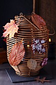 Bambus-Laterne dekoriert mit bemalten Herbstblättern