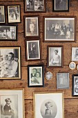 Gerahmte schwarz-weiße Fotos an rustikaler Holzwand