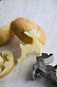Kartoffeldruck - Ausgestochene Kartoffel in Hirschform und Ausstechform