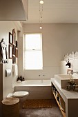 Bad Ensuite weiß gefliest mit nostalgisch gerahmten Spiegeln, halbhoher Vormauerung und offenem Waschbecken-Unterbau