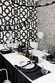 In Schwarz & Weiß dekorierter Tisch für die Neujahrsparty
