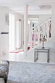 Weiß gestalteter Dielenraum im skandinavischen Stil mit Treppenaufgang