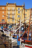 Boote im Hafen von Saint-Tropez vor gelbgestrichenen Häusern