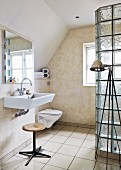 Vintage Drehhocker unter Waschbecken, gegenüber Duschkabine aus Glasbausteinen in modernem Bad