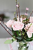 Pastellfarbener Rosenstrauss mit Blütenzweigen