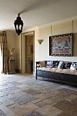 Empfangsbereich eines historischen provenzalischen Landhauses, stilvoll reduziert möbliert und Natursteinboden