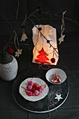 Weihnachtliche Tischdekoration mit bemalter Papiertüte als Windlicht