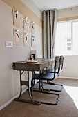 Schreibtisch mit zwei Stühlen & Klemmbrettern als Wanddeko