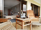 Holzliegestühle & Beistelltischchen auf Balkon eines Hotelzimmers