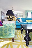 Wohnraum im Stil- & Farbmix mit Sofas, Couchtisch und grosser Tischleuchte
