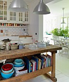 Alter Hobelbank als Küchentheke in skandinavischer Küche mit Durchgang zum Esszimmer