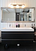 Stilmix in schwarz-weißem Badezimmer mit modernem Waschtisch und Antikspiegel auf skandinavischer Holzverschalung