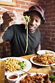 Afroamerikanischer Mann isst im Restaurant