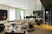 Glas Trennscheiben um Lounge Bereich, helles Polstersofa und Plexiglas Coffeetable von Emmanuel Babled in modernem Wohnzimmer