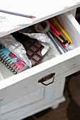 Blick auf Tafel Schokoladen in geöffneter Schublade