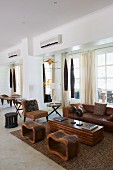 Sitzbereich im Speisesaal eines Hotels in Tansania mit Möblierung im modernen, afrikanischen Stil