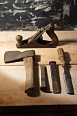 Alte Werkzeuge auf Holzablage