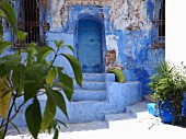 Eingangsbereich eines Hauses in einer der blauen Gassen von Chefchaouen, Marokko
