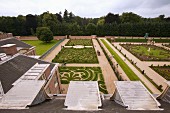 Von Hausdach gesehener, neobarocker Schlossgarten mit organischen Mustern in rechteckigen Beeten