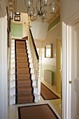 Treppe mit Teppichläufer und traditionelle Dielenflucht in englischem Wohnhaus