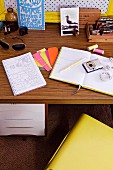 Schreibutensilien, Fotoapparat und Vintage Deko auf 70er Jahre Schreibtisch