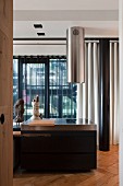 Küchenblock mit integriertem Herd und zylindrischem Dunstabzug in Edelstahl