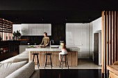 Designerküche mit Kücheninsel in offenem Wohnbereich