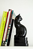 Schwarze Katzenfigur als Buchstütze