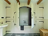 Ländliches Alkoven Bad - in Schrankwand eingebaute Badewanne