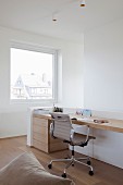 Minimalistischer, eleganter Schreibplatz mit Klassiker Bürostuhl