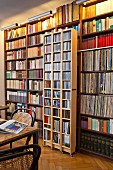 Bücherwand mit fahrbarem Regalelement in Wohnzimmer
